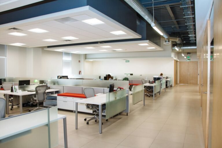 Bureaux à aire ouverte propres et lumineux – entretien ménager commercial à Montréal