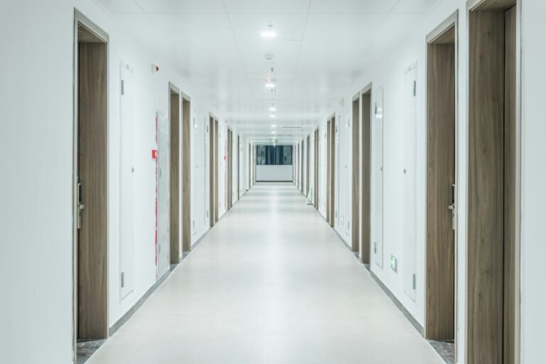 Corridor d’immeuble résidentiel propre – entretien ménager multilogement